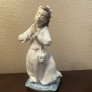 LLADRO #6089 Communion Prayer Girl Praying Nina Communion Religious No Box